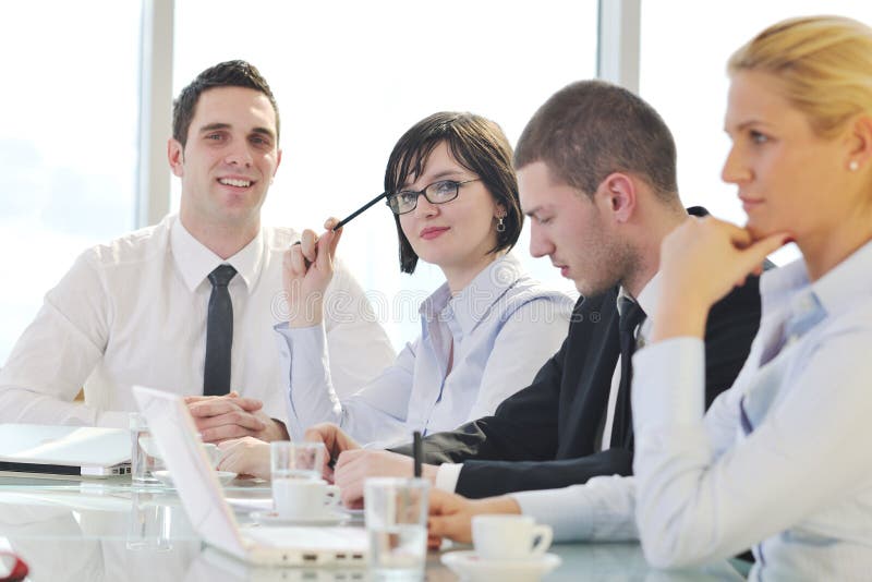 Executivos na reunião foto de stock