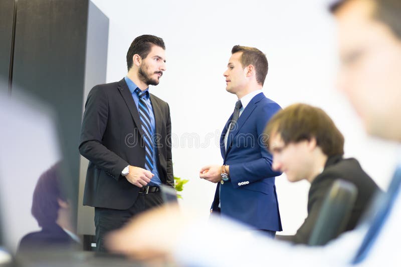 Executivos no escritório moderno fotografia de stock Executivos no escritório moderno fotografia de stock