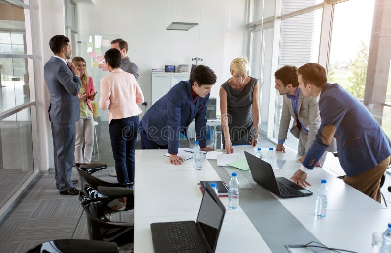 Executivos profissionais da discussão descansadamente imagens de stock Executivos profissionais da discussão descansadamente imagens de stock