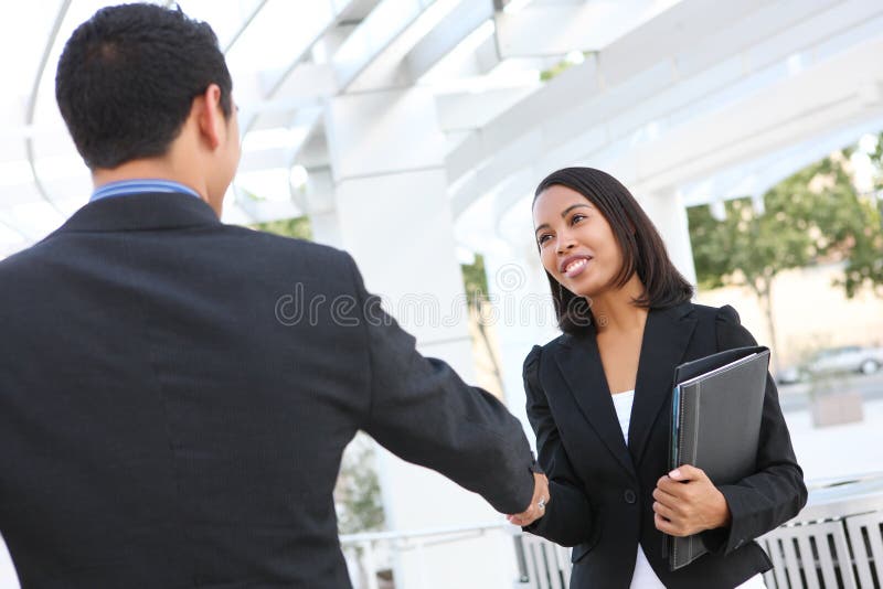 Executivos que agitam as mãos no escritório imagem de stock Executivos que agitam as mãos no escritório imagem de stock