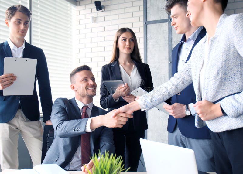 Executivos que agitam as mãos, terminando acima uma reunião foto de stock Executivos que agitam as mãos, terminando acima uma reunião foto de stock