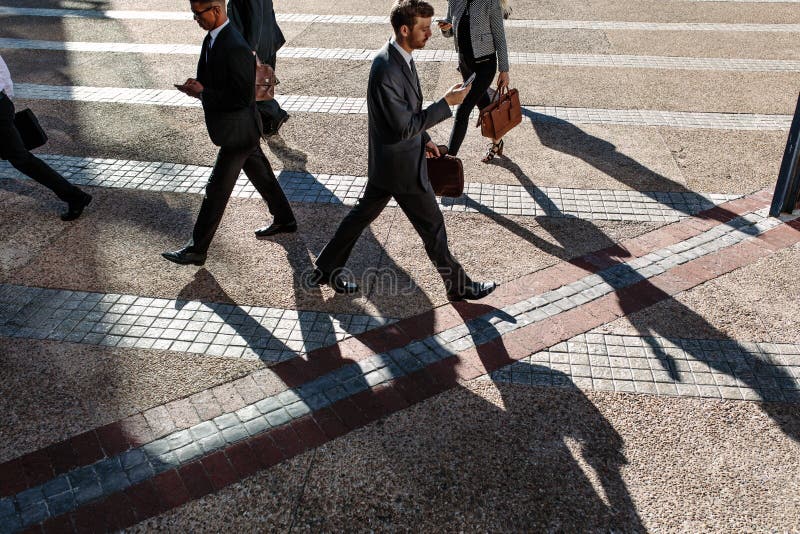 Executivos que andam ao escritório na manhã em um stree ocupado foto de stock Executivos que andam ao escritório na manhã em um stree ocupado foto de stock