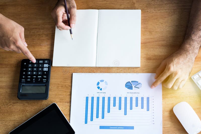 Executivos que brainstoming e que planeiam o conceito dos trabalhos de equipa, Acco imagem de stock Executivos que brainstoming e que planeiam o conceito dos trabalhos de equipa, Acco imagem de stock