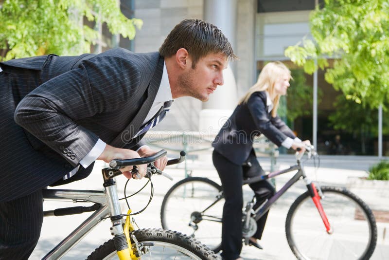 Executivos que competem em bicicletas imagem de stock Executivos que competem em bicicletas imagem de stock