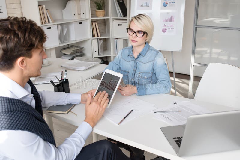 Executivos que discutem a estratégia no escritório foto de stock Executivos que discutem a estratégia no escritório foto de stock
