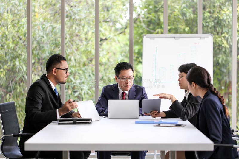 Executivos que encontram o escritório de trabalho da discussão de uma comunicação, encontrando o conceito incorporado dos trabalh foto de stock Executivos que encontram o escritório de trabalho da discussão de uma comunicação, encontrando o conceito incorporado dos trabalh foto de stock