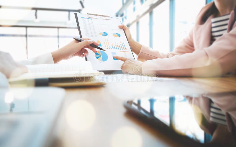 Executivos que encontram a parceria que discute o desempenho de vendas imagens de stock Executivos que encontram a parceria que discute o desempenho de vendas imagens de stock