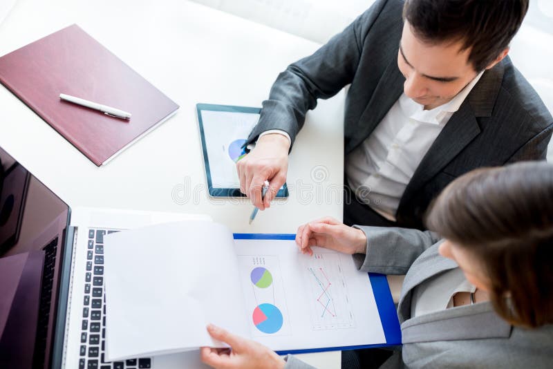 Executivos que reveem originais de negócio fotos de stock Executivos que reveem originais de negócio fotos de stock