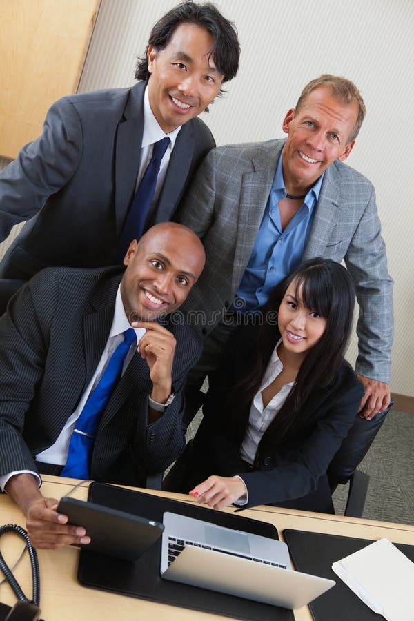 Executivos que trabalham no portátil junto foto de stock royalty free Executivos que trabalham no portátil junto foto de stock royalty free
