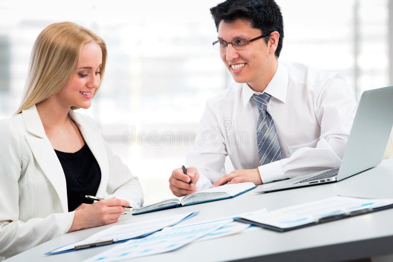Executivos que têm a reunião no escritório imagens de stock royalty free Executivos que têm a reunião no escritório imagens de stock royalty free