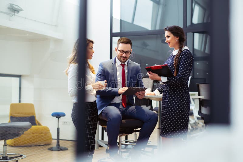 Executivos que têm a reunião no escritório moderno imagens de stock Executivos que têm a reunião no escritório moderno imagens de stock