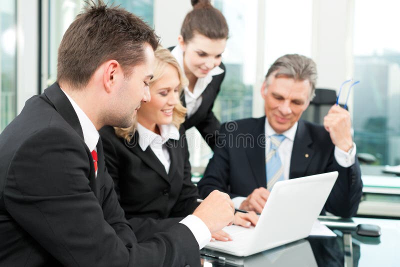 Executivos - reunião da equipe em um escritório foto de stock Executivos - reunião da equipe em um escritório foto de stock
