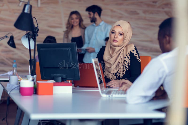 Executivos startup criativos novos na reunião no escritório moderno que faz planos e projetos imagem de stock royalty free Executivos startup criativos novos na reunião no escritório moderno que faz planos e projetos imagem de stock royalty free