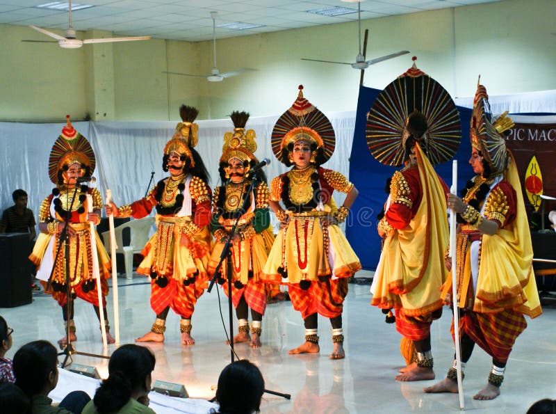 Executores de Yakshagana da dança popular no estágio imagem de stock Executores de Yakshagana da dança popular no estágio imagem de stock