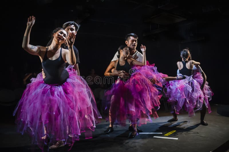 Executores que actuam na fase no estúdio escuro fotografia de stock royalty free