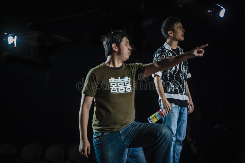 Executores que actuam na fase no estúdio escuro imagens de stock