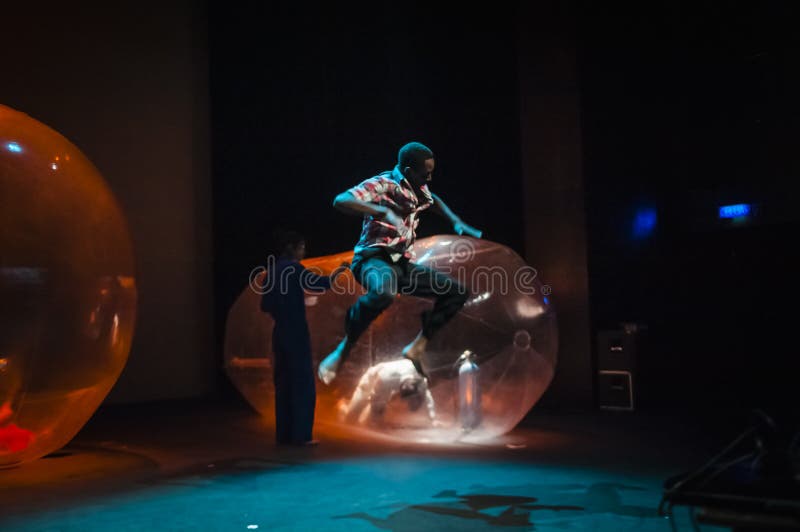 Executores que actuam na fase no estúdio escuro imagens de stock royalty free