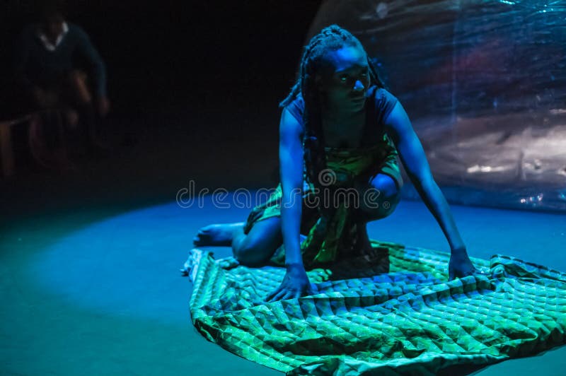 Artistas a atuar no palco num estúdio escuro foto de stock royalty free