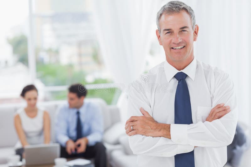 Exekutivaufstellung, während seine Kollegen arbeiten lizenzfreie stockfotografie Exekutivaufstellung, während seine Kollegen arbeiten lizenzfreie stockfotografie