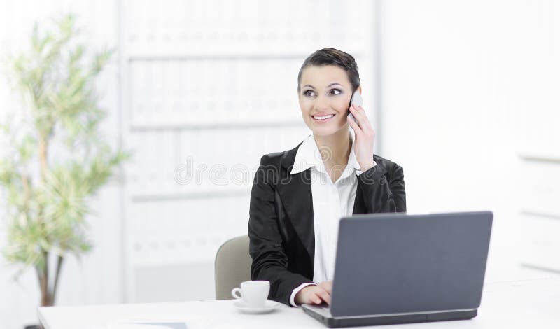 Exekutivgeschäftsfrau, die am Handy im Büro spricht lizenzfreie stockfotos