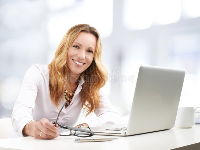 Exekutivgeschäftsfrau mit Laptop