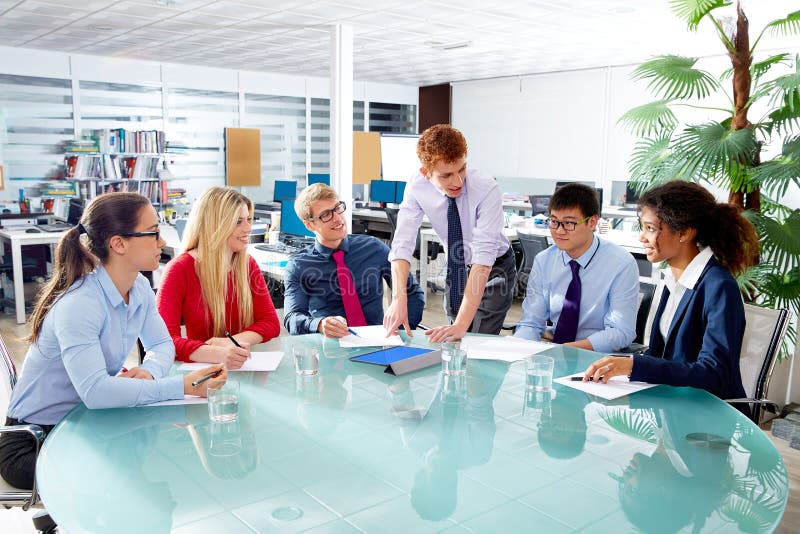 Exekutivgeschäftsleute Teambesprechung im Büro lizenzfreies stockfoto