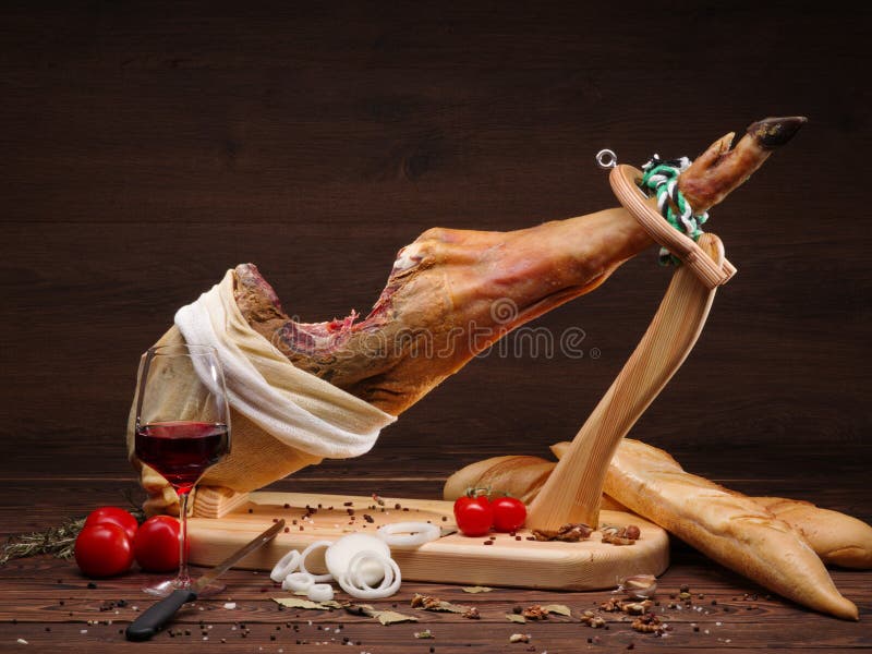 Exemple de la portion avec le jamon, les tomates et le pain traditionnel Les Espagnols entiers sur le support en bois avec le cou photos libres de droits Exemple de la portion avec le jamon, les tomates et le pain traditionnel Les Espagnols entiers sur le support en bois avec le cou photos libres de droits