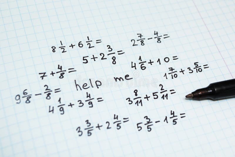 Exemplos da matemática no caderno na gaiola, a inscrição - ajude-me foto de stock royalty free Exemplos da matemática no caderno na gaiola, a inscrição - ajude-me foto de stock royalty free