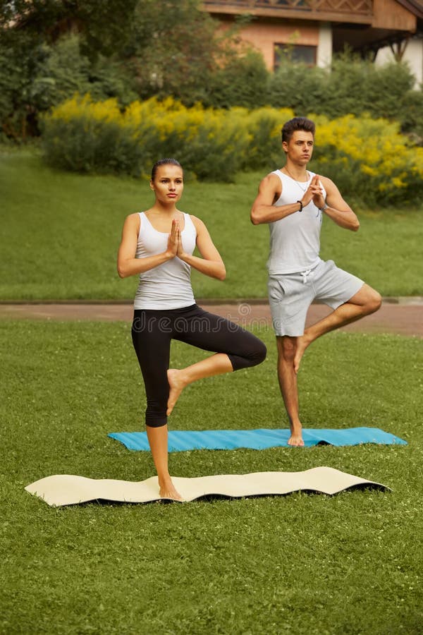 Exercice de yoga Jeunes couples méditant dans le centre de fitness photo libre de droits Exercice de yoga Jeunes couples méditant dans le centre de fitness photo libre de droits