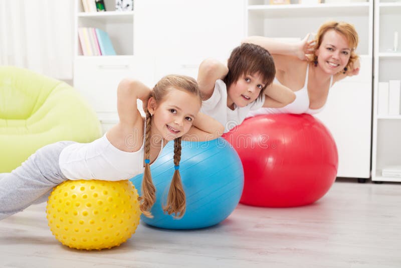 Exercice sain heureux de famille photo libre de droits Exercice sain heureux de famille photo libre de droits