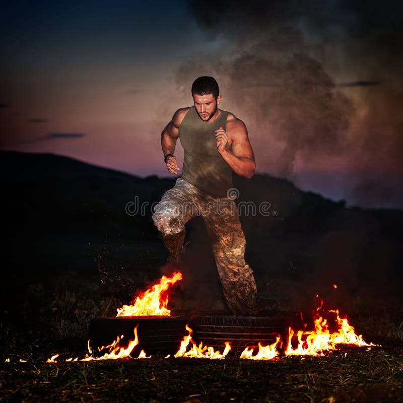 Exercice sportif de jeune homme extérieur images stock