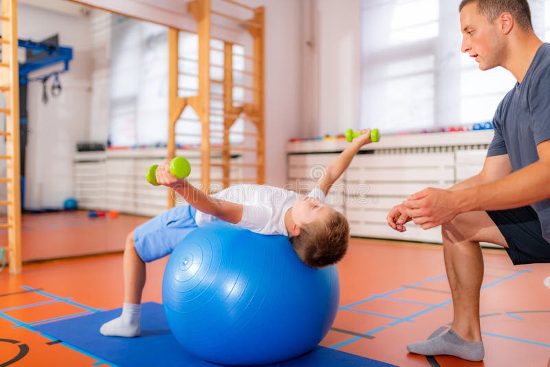 Exercices D'équilibre Pour L'enfant D'enfants Faisant Un Support De Main  Avec L'entraîneur Photo stock - Image du enfant, aptitude: 207092308