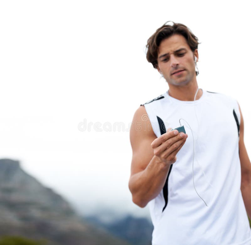 Exerciții fizice și în aer liber cu căști pentru muzică podcast și muzică audio în flux radio și cântec. Șofran sportiv masculin royalty free stock images