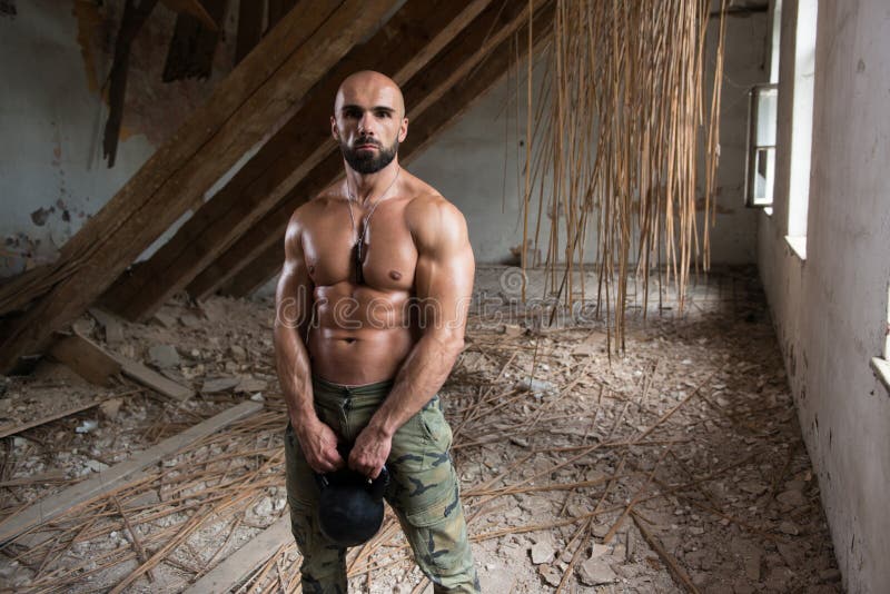 Exercício de Bell da chaleira nas ruínas imagens de stock