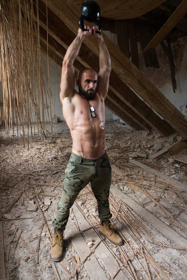 Exercício do peso com o Chaleira-sino nas ruínas foto de stock royalty free