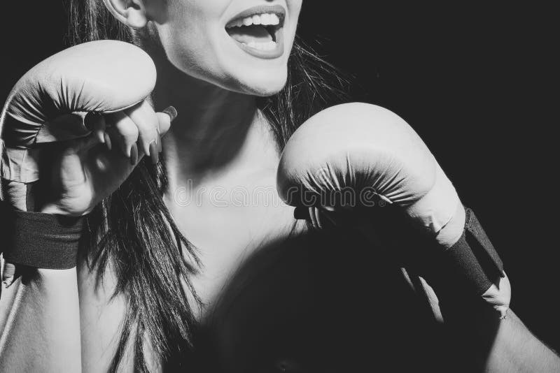 Exercício do pugilista 'sexy' da menina no fundo preto fotografia de stock Exercício do pugilista 'sexy' da menina no fundo preto fotografia de stock