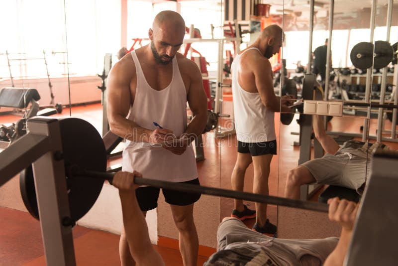 Exercício pessoal da caixa de Helping Man On do instrutor imagens de stock