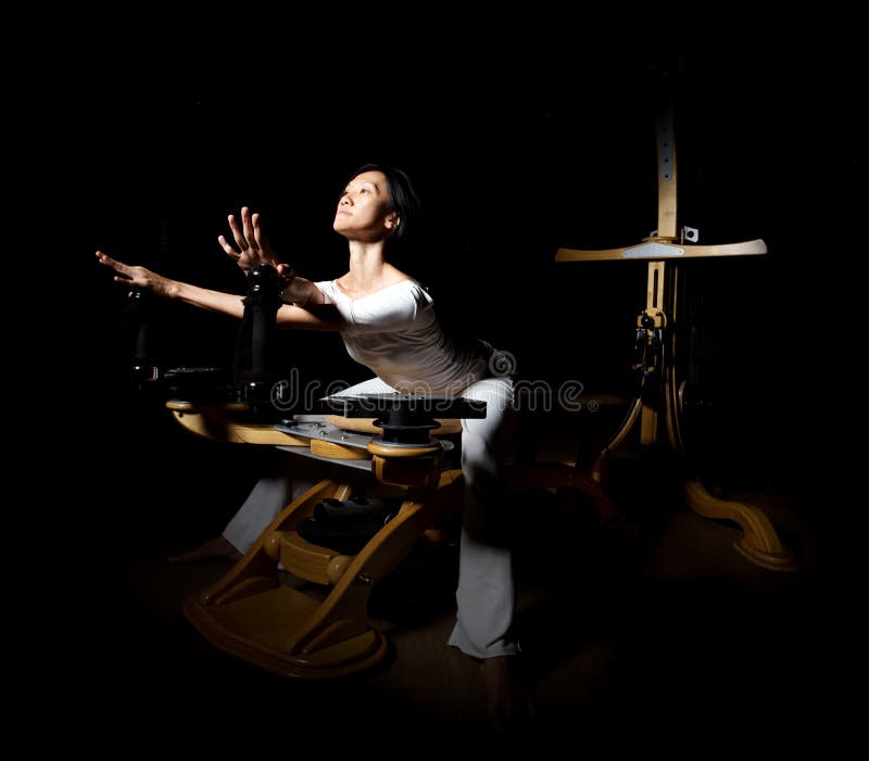 Exercícios do exercício do reformista de Pilates foto de stock Exercícios do exercício do reformista de Pilates foto de stock