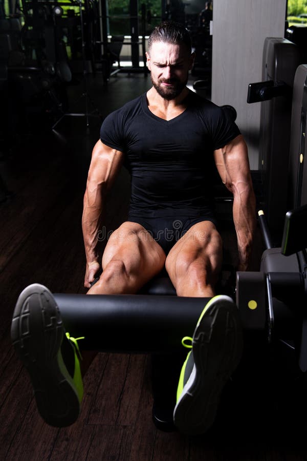 Exercícios do quadríceps no Gym foto de stock royalty free