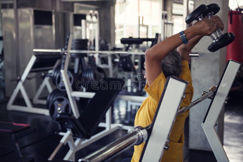 exerise d'homme supérieur soulevant l'haltère dans le gymnase photographie stock libre de droits exerise d'homme supérieur soulevant l'haltère dans le gymnase photographie stock libre de droits