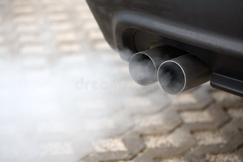 Escape tubo de auto soplo afuera contaminación.