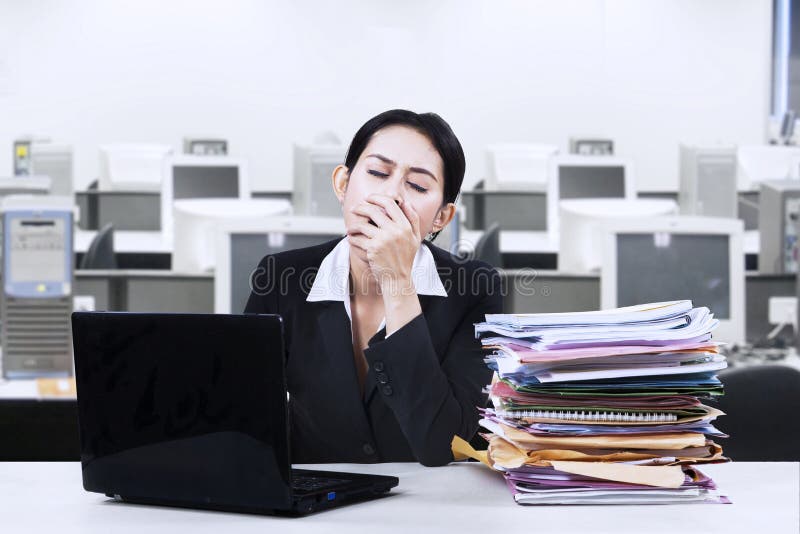 Exhausted businesswoman yawning at office royalty free stock image Exhausted businesswoman yawning at office royalty free stock image