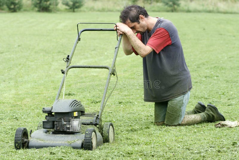 Rasaerba in giardino, la fatica di Sisifo, lavoro, sforzo fisico, l'ingrato compito, ha ottenuto tutto il lavoro di dumping nel suo grembo, ben fatto, di fare un po ' di lavoro, sporchi gambe, d'estate, veniva.