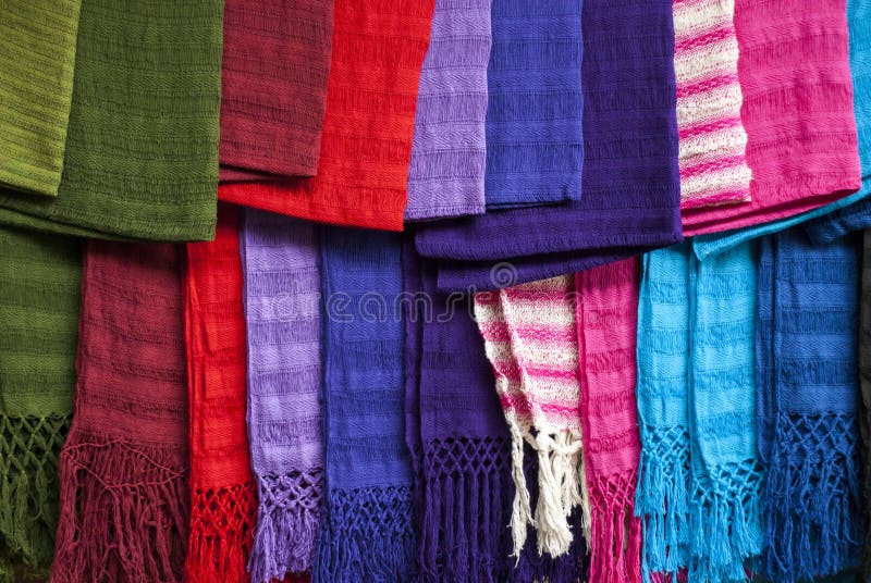 Exhibición de bufandas foto de archivo. Imagen de hermoso 79212462