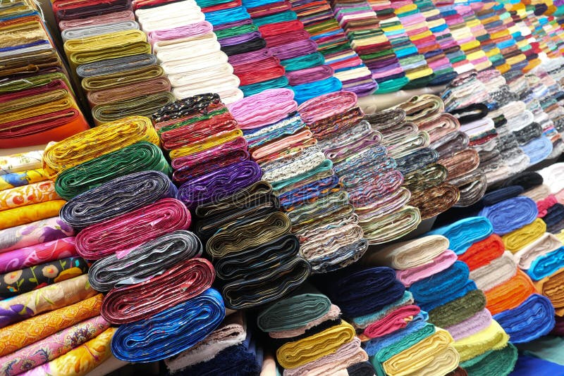 Exhibición De Telas Textiles Para La Venta En La Tienda Local Imagen de  archivo - Imagen de hembra, ropa: 174343497