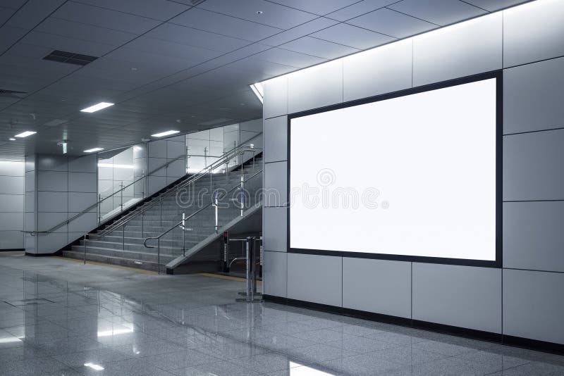 Exhibición ascendente de la mofa de la señalización de la bandera de la cartelera en subterráneo con las escaleras foto de archivo Exhibición ascendente de la mofa de la señalización de la bandera de la cartelera en subterráneo con las escaleras foto de archivo