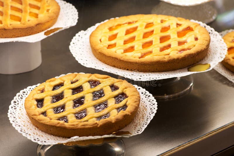 Exhibición de tartas recientemente cocidas en una panadería fotos de archivo libres de regalías Exhibición de tartas recientemente cocidas en una panadería fotos de archivo libres de regalías