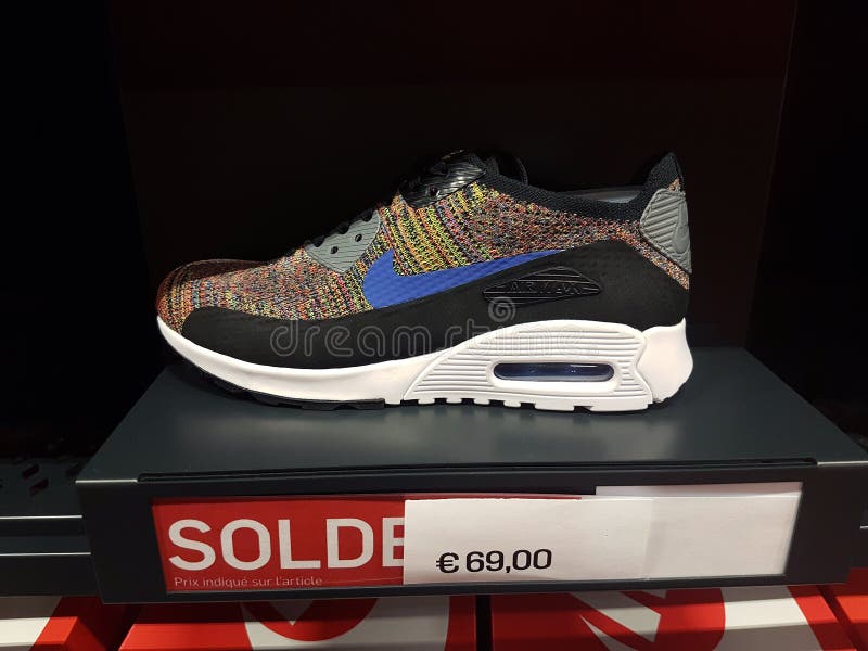 Exhibición multicolora de Nike Air Max Shoe On imágenes de archivo libres de regalías Exhibición multicolora de Nike Air Max Shoe On imágenes de archivo libres de regalías