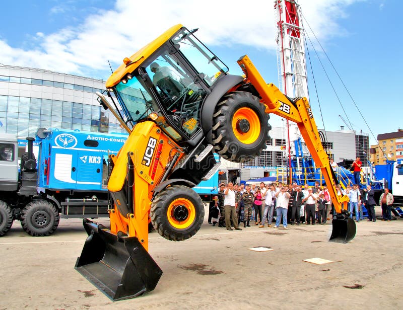 Трактор JCB 2022. Шоу экскаваторов. Экскаватор Владивосток. Экскаватор танцует. Экскаватор челны