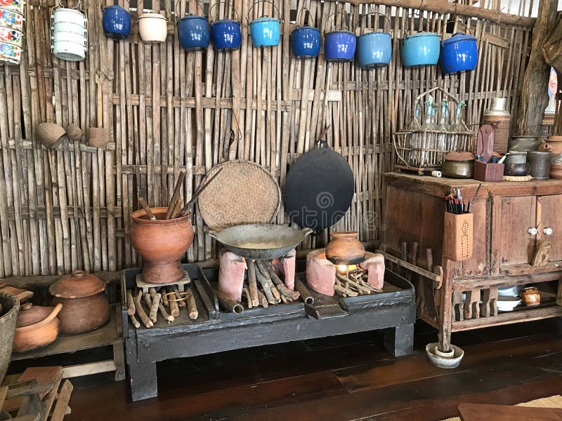 https://thumbs.dreamstime.com/b/exhibition-traditional-thai-kitchen-utensils-samut-songkhram-thailand-october-amphawa-floating-market-231913872.jpg
